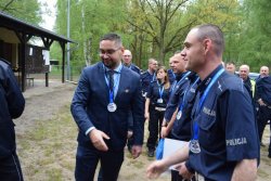 Teren strzelnicy myśliwskiej Krutla, gratulacje składane policjantom przez Wicestarostę Nowotomyskiego Marcina Brambora