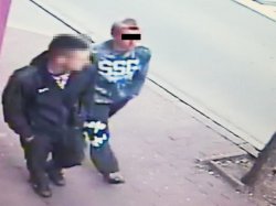 Wizerunek podejrzanego o kradzież roweru mężczyzny zarejestrowany przez kamery monitoringu.