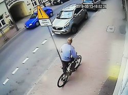 Sprawca kradzieży w chwili, gdy odjeżdża rowerem pozostawionym przez właścicielkę przed sklepem