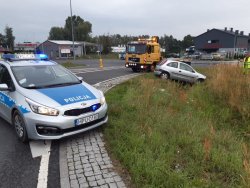 Rondo Powstania Wielkopolskiego. Radiowóz oznakowany WRD, na drugim planie uszkodzony Opel Corsa.