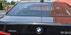 Działania SPEED. Zbliżenie na tylną szybę nieoznakowanego BMW - wyświetla się czerwony napis POLICE