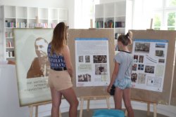 Biblioteka Publiczna - osoby oglądające ekspozycję przedstawiającą postać inspektora Wiktora Ludwikowskiego.