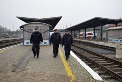 Przedstawiciele Policji i SOK w Lesznie podczas wspólnego patrolu - perony dworca PKP w Wolsztynie