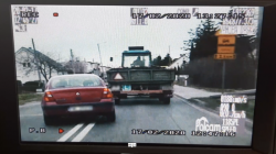 Zarejestrowane przez policjantów wykroczenie - wyprzedzanie ciągnika rolniczego z przyczepą przez kierowcę samochodu osobowego w miejscu niedozwolonym (linia podwójna ciągła, rejon przejścia dla pieszych)