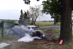 Widok spalonego auta, po zakończonej akcji gaśniczej