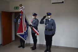 Trzech policjantów wchodzących w skład pocztu sztandarowego podczas hymnu państwowego