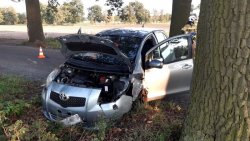 Rozbita Toyota Yaris po uderzeniu w drzewo