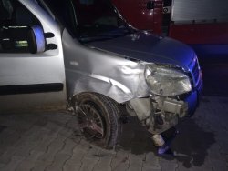 Zbliżenie na uszkodzony fragment Fiata Doblo - prawe nadkole. Pojazdem poruszał się sprawca zdarzenia.