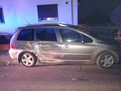 Fotografia uszkodzonego Peugeota 307. Uszkodzony prawy bok pojazdu, wgniecione tylne drzwi pasażera i częściowo wgniecione drzwi przednie.