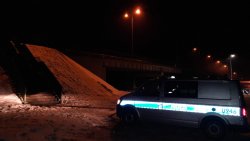 Zdjęcie ilustracyjne. Sceneria nocna. Radiowóz oznakowany stojący w okolicy wiaduktu nad ulicą Dworcową.