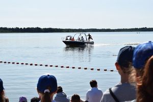 Akcja profilaktyczna &quot;Kręci mnie bezpieczeństwo nad wodą&quot; nad jeziorem Wieleńskim. Ratownik na łodzi motorowej tuż przed skokiem do wody.