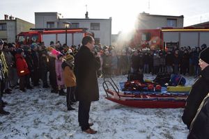 Wolsztyn - Zimowy pokaz ratownictwa. Powitanie uczestników akcji przez burmistrza