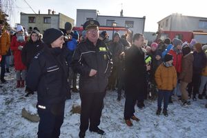 Wolsztyn - Zimowy pokaz ratownictwa. Rozmawiający ze sobą komendanci Policji i Straży Miejskiej.