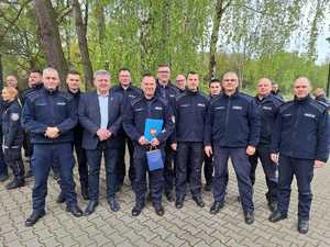 Zdjęcie grupowe w plenerze z udziałem policjantów WRD KPP w Wolsztynie oraz Starosty Wolsztyńskiego.