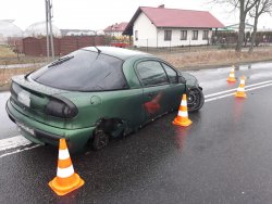 Unieruchomiony po urwaniu w wyniku najechania na znak drogowy Opel Tigra. Samochodem kierował młody mężczyzna pod wpływem narkotyków.