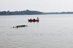 Pokaz w toku. Na jeziorze trwa akcja ratowania osoby, która wypadła z kajaka.