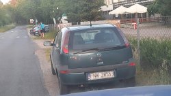 Samochód Opel Corsa, którym poruszał się podejrzewany o kierowanie pod wpływem narkotyków mężczyzna. Pojazd stoi na prawym poboczu ulicy Wczasowej w Wieleniu.