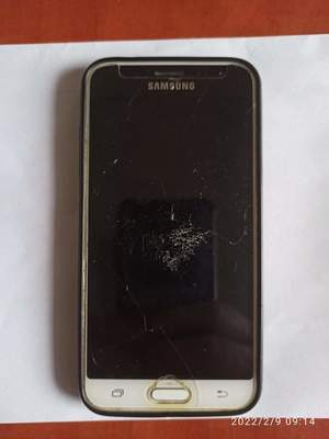 Telefon marki Samsung znaleziony na ulicy Żeromskiego w Wolsztynie. Telefon ma uszkodzony wyświetlacz.