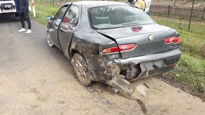 Samochód Alfa Romeo uszkodzony w wyniku zdarzenia drogowego
