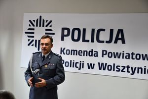Uroczysta zbiórka z okazji Święta Policji.  Komendant Powiatowy Policji w Wolsztynie podczas powitania gości.
