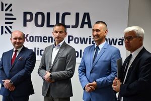 Uroczysta zbiórka z okazji Święta Policji. Wspólne wystąpienie przedstawicieli czterech lokalnych samorządów, podczas którego przekazują życzenia dla policjantów i pracowników KPP w Wolsztynie.