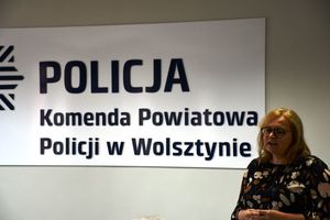 Uroczysta zbiórka z okazji Święta Policji. Życzenia przekazuje Zastępca Prokuratora Rejonowego w Wolsztynie.