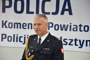 Uroczysta zbiórka z okazji Święta Policji. Wystąpienie Komendanta Powiatowego Państwowej Straży Pożarnej w Wolsztynie.