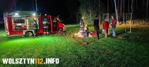 Boisko sportowe.Sceneria nocna. Kilka wozów strażackich, obok nich strażacy i kilka postronnych osób. Na murawie lezy ranny w zdarzeniu młody mężczyzna. Twarze obecnych i sylwetka rannego są zanonimizowane.