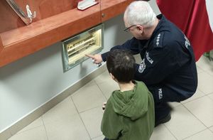 Policjant pokazuje siedmiolatkowi kapsułę czasu