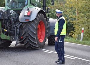 Policjant ruchu drogowego podczas kontroli kierowcy ciągnika rolniczego