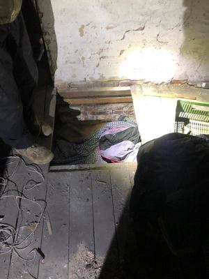 Skrytka w podłodze na strychu, z której wyszedł poszukiwany mężczyzna.