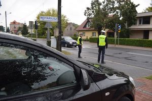 Policjanci podczas działań NURD kontrolują ruch pojazdów w rejonie przejścia dla pieszych na ul. Poniatowskiego w Wolsztynie.