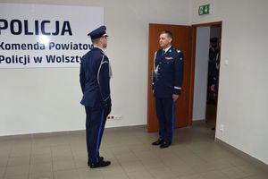Dowódca uroczystości podczas składania meldunku Komendantowi Wojewódzkiemu Policji.