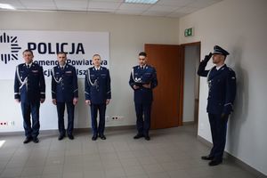 Rozkaz powierzenia obowiązków nowemu komendantowi odczytuje Zastępca Naczelnika Wydziału Komunikacji Społecznej KWP w Poznaniu.