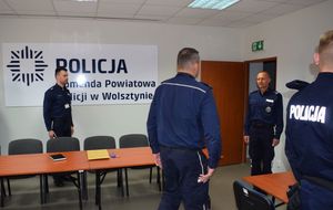 Powiatowe eliminacje turnieju Patrol Roku 2023. Naczelnik Wydziału Prewencji składa meldunek Pierwszemu Zastępcy Komendanta Powiatowego Policji w Wolsztynie.