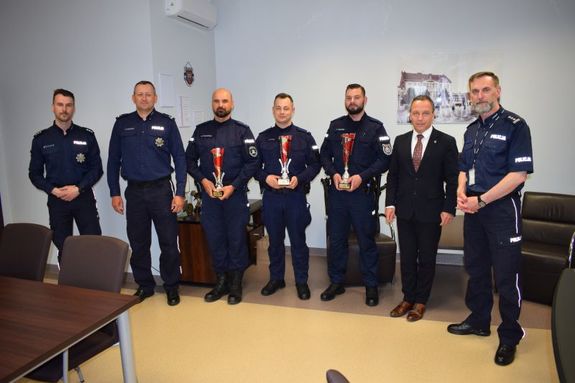 Powiatowe eliminacje turnieju Patrol Roku 2023. Gabinet Komendanta. Zdjęcie grupowe policjantów-laureatów w towarzystwie Burmistrza Wolsztyna, Komendanta Powiatowego Policji w Wolsztynie,  Naczelnika Wydziału Prewencji oraz jego zastępcy.