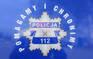 Policyjny logotyp - gwiazda na niebieskim tle wokół której po obwodzie widoczny jest napis POMAGAMY I CHRONIMY, a wewnątrz numer alarmowy 112