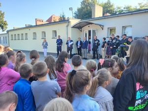 Teren przy Szkole Podstawowej w Chobienicach. Apel inaugurujący akcję Leszczyńska Akademia Bezpieczeństwa. Na zdjęciu uczniowie placówki oraz zaproszeni goście.