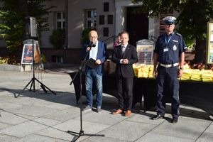Akcja ODBLASKOWY MALUCH zorganizowana na wolsztyńskim Rynku. Wydarzenie otwierają Burmistrz Wolsztyna, Dyrektor Domu Kultury i Naczelnik Wydziału Ruchu Drogowego.