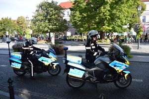 Akcja ODBLASKOWY MALUCH zorganizowana na wolsztyńskim Rynku. Dwaj policjanci Wydziału Ruchu Drogowego na motocyklach.