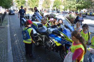 Akcja ODBLASKOWY MALUCH zorganizowana na wolsztyńskim Rynku. Dzieci podczas oglądania motocykli marki BMW, którymi przyjechali policjanci Wydziału Ruchu Drogowego.