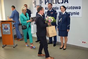 Włodarze gmin Wolsztyn, Przemęt i Siedlec podczas wręczania okolicznościowych wiązanek kwiatów oraz upominków nowo mianowanej Pani Komendant.