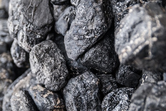 Węgiel kamienny - czarne bryły węgla.
