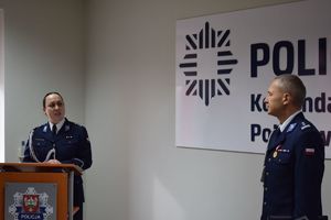 Sala Konferencyjna KPP w Wolsztynie. Za mównicą stoi Pani Komendant, a obok niej Zastepca Komendanta Powiatowego Policji w Wolsztynie.