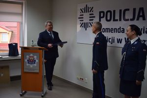 Sala Konferencyjna KPP w Wolsztynie. Starosta Wolsztyński żegna I Zastepcę Komendanta Powiatowego Policji w Wolsztynie.