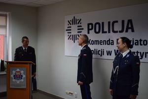 Sala Konferencyjna KPP w Wolsztynie. Komendant Powiatowy PSP w Wolsztynie składa gratulacje I Zastepcy Komendanta Powiatowego Policji w Wolsztynie.