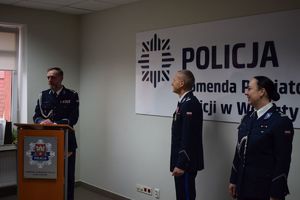 Sala Konferencyjna KPP w Wolsztynie. Inspektor Mariusz Łozowiecki - były przełożony przechodzącego na emeryturę I Zastepcy Komendanta Powiatowego Policji w Wolsztynie podczas okolicznościowego  przemówienia na jego cześć .