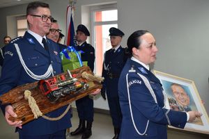 Sala Konferencyjna KPP w Wolsztynie. Pani Komendant  oraz Naczelnik WRD podczas przekazywania upominków  I Zastępcy Komendanta Powiatowego Policji w Wolsztynie.