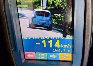 Ekran videorejestratora na którym widoczne jest auto osobowe. Poniżej prędkość, z jaką poruszał się pojazd - 114 km/h.