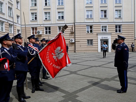 Komendant Wojewódzki Policji w Poznaniu oddaje honor sztandarowi jednostki prezentowanemu przez funkcjonariuszy wchodzących w skład pocztu sztandarowego.
